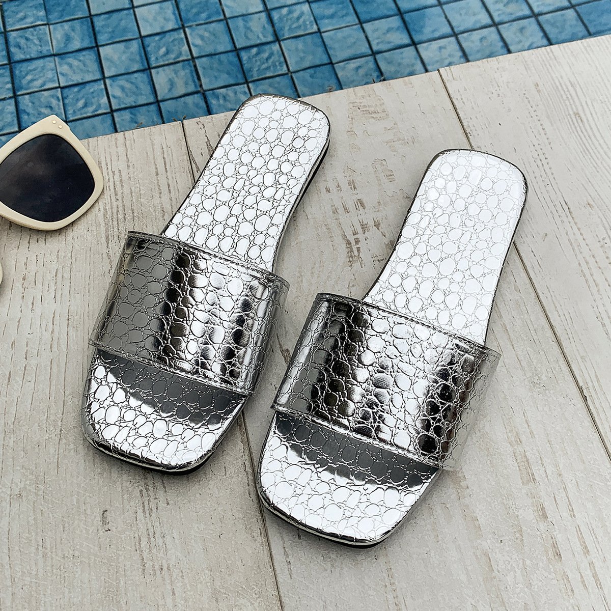 Fashion Crocodile-textured Slides Slippers Summer Square Toe Flat Sandals Summer Seaside Vacation Beach Shoes